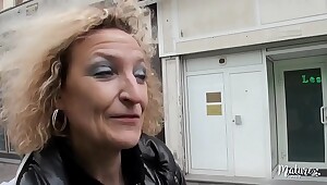 Batrice, une mature aux gros seins fan de sodomie
